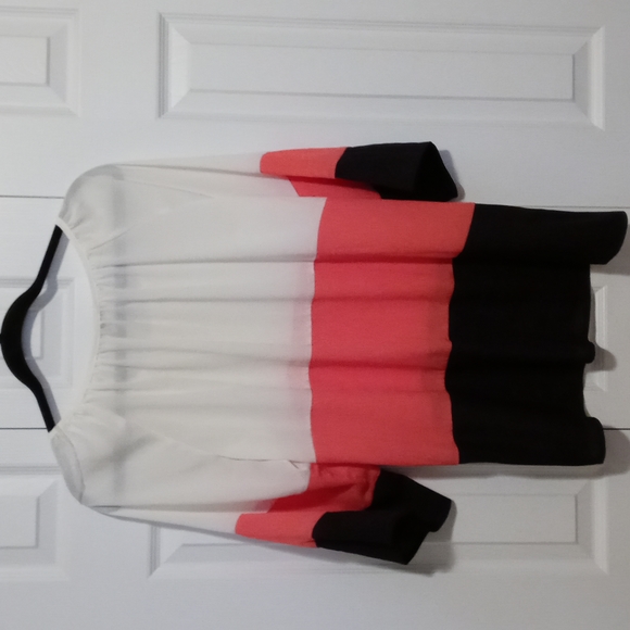 White pink and black short sleeve top - Picture 5 of 6